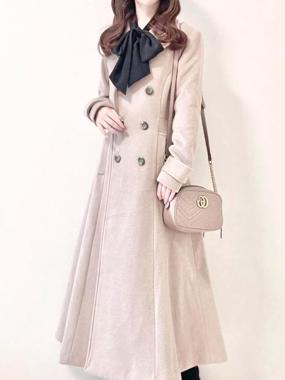 ブラック系のスカート、ブラック系のシャツ/ブラウス、ベージュ系のショルダーバッグを着用したレディースの冬コーディネートの2枚目の写真