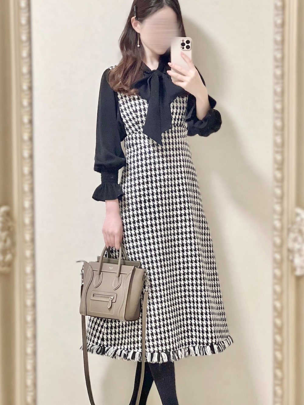 ブラック系のシャツ/ブラウス、その他のワンピース、ベージュ系のバッグを着用したレディースの秋コーディネートの2枚目の写真