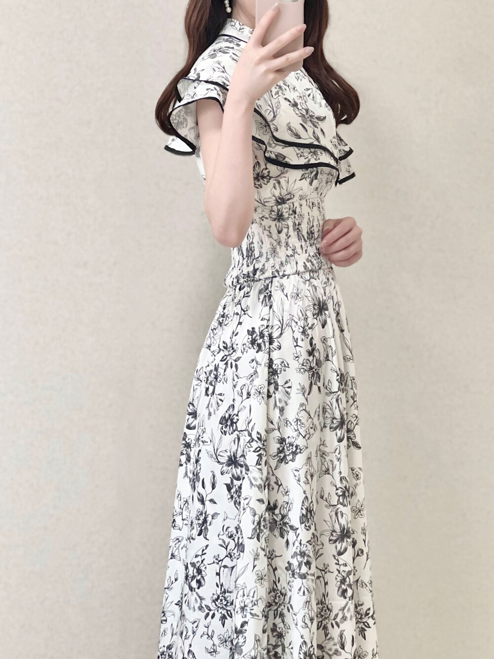 ブラック系のワンピース、グレー系のかごバッグ、ベージュ系のパンプスを着用したレディースの春コーディネートの2枚目の写真