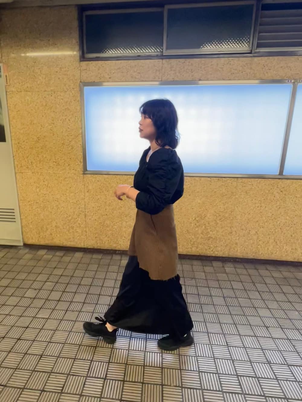 ブラック系のシャツ/ブラウス、ブラウン系のスカート、グリーン系のハンドバッグを着用したレディースの秋コーディネートの3枚目の写真