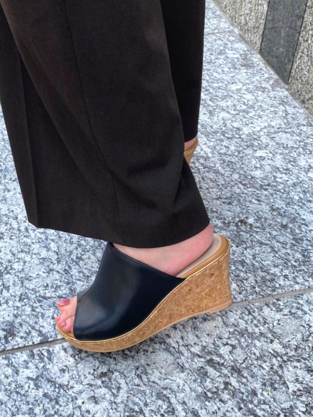 「サンダル、コルクサンダル、ミュール、ミュールサンダル、厚底サンダル、厚底シューズ、ウェッジソール、リブT、スラックス、きれいめカジュアル、大人カジュアル、パンツスタイル、通勤コーデ、夏コーデ、夏セールで買いました」｜「JELLY BEANSのウエッジソールミュールサンダル(210-10362)JELLY BEANS(ジェリービーンズ)（サンダル、ブラック系）」を使った、JELLYBEANSさん（レディース・162cm）の夏コーディネートの2枚目の写真