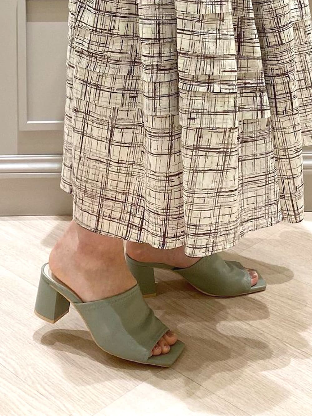 グリーン系のサンダルを着用したレディースの春コーディネートの2枚目の写真
