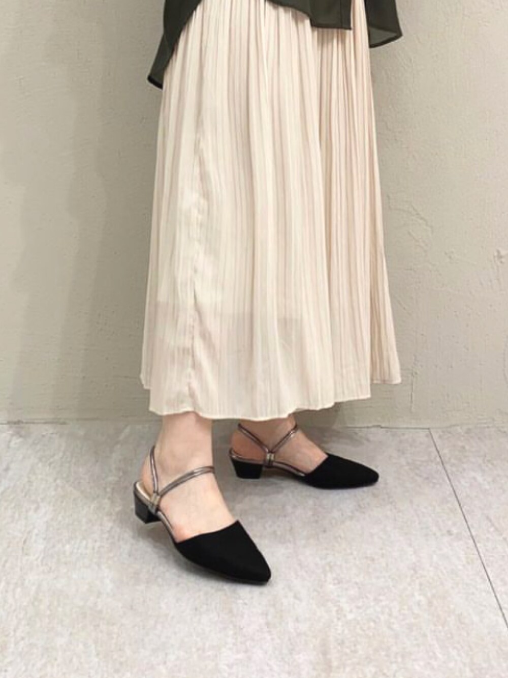 「サンダル、ミュールサンダル、ミュール、２ＷＡＹ、ポインテッドトゥ、タンクトップ、シアーシャツ、ロングスカート、大人カジュアル、きれいめカジュアル、シャツスタイル、リラックススタイル、お出かけコーデ、夏コーデ」｜「JELLY BEANSの2WAYストラップポインテッドトゥサンダル【Made in Japan】(125-13465)JELLY BEANS(ジェリービーンズ)（サンダル、ブラック系）」を使った、JELLYBEANSさん（レディース・154cm）の夏コーディネートの2枚目の写真