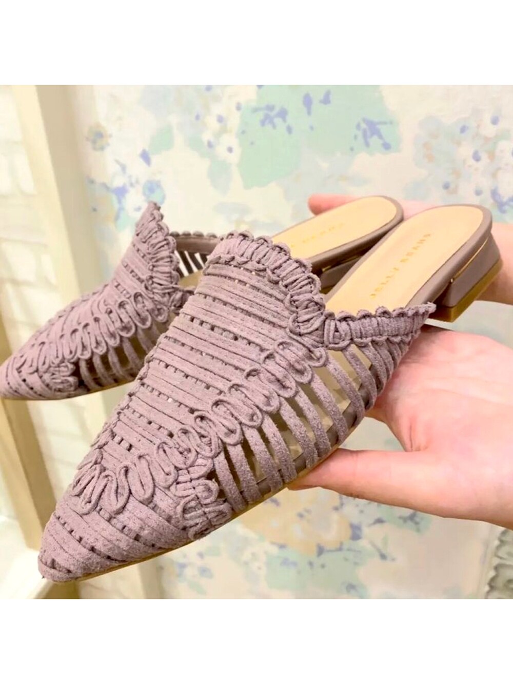 パープル系のサンダルを着用したレディースの春コーディネートの2枚目の写真