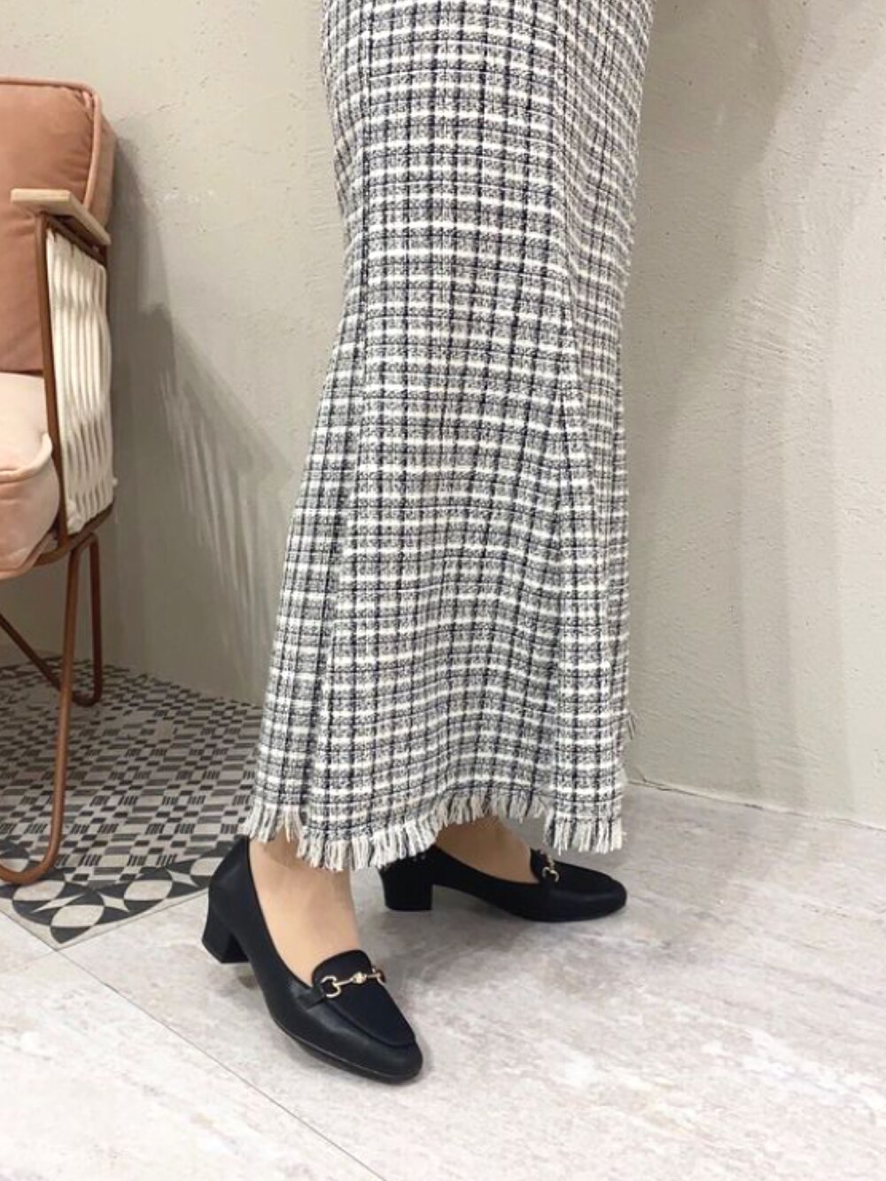 「ふわさら、パンプス、甲深パンプス、ローファーパンプス、ビットローファー、スクエアトゥ、ビジュー、ボリューム袖、マーメイドスカート、チェック、キレイめ、オフィスカジュアル、通勤コーデ、春コーデ、春めきシューズ」｜「JELLY BEANSのフラワービットローファーパンプス<ふわさら>(204-12882)JELLY BEANS(ジェリービーンズ)（パンプス、ブラック系）」を使った、JELLYBEANSさん（レディース・154cm）の春コーディネートの2枚目の写真