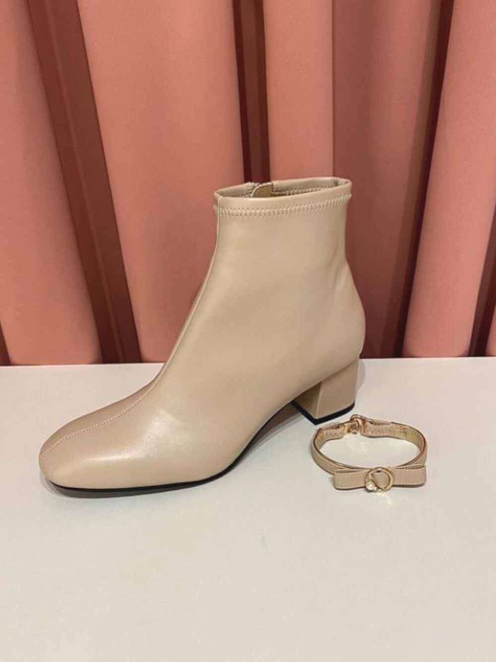 ホワイト系のブーツを着用したレディースの秋コーディネートの3枚目の写真