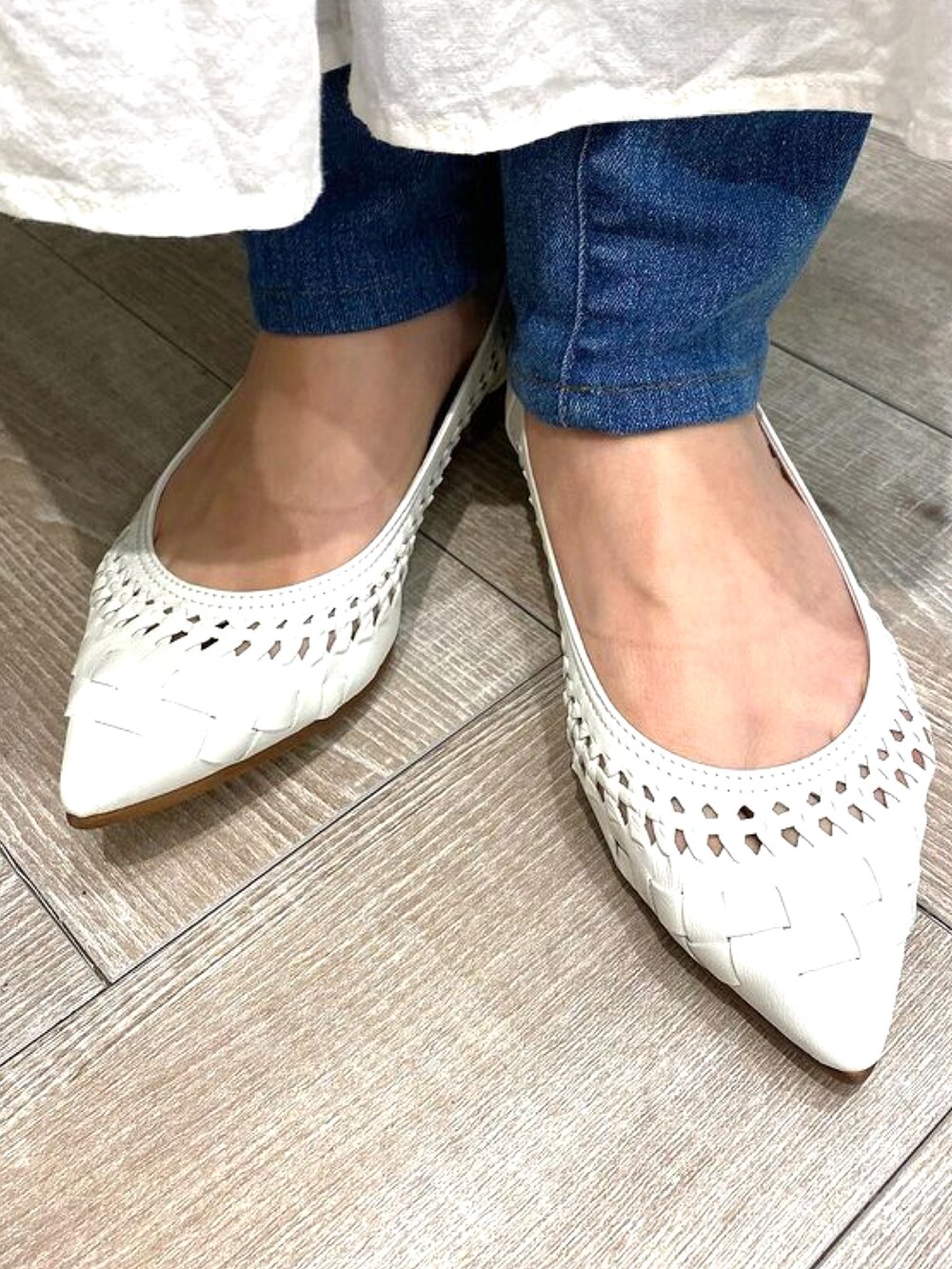 「パンプス、ポインテッドトゥ、フラットパンプス、フラットシューズ、メッシュパンプス、白パンプス、春カラー、シャツワンピ、カラーニット、めがね、メガネ女子、春コーデ、レイヤードスタイル、休日スタイル、春めきシューズ」｜「JELLY BEANSのソフトメッシュフラットパンプス【Made in Japan】(130-50226)JELLY BEANS(ジェリービーンズ)（パンプス、ホワイト系）」を使った、JELLYBEANSさん（レディース・153cm）の春コーディネートの2枚目の写真