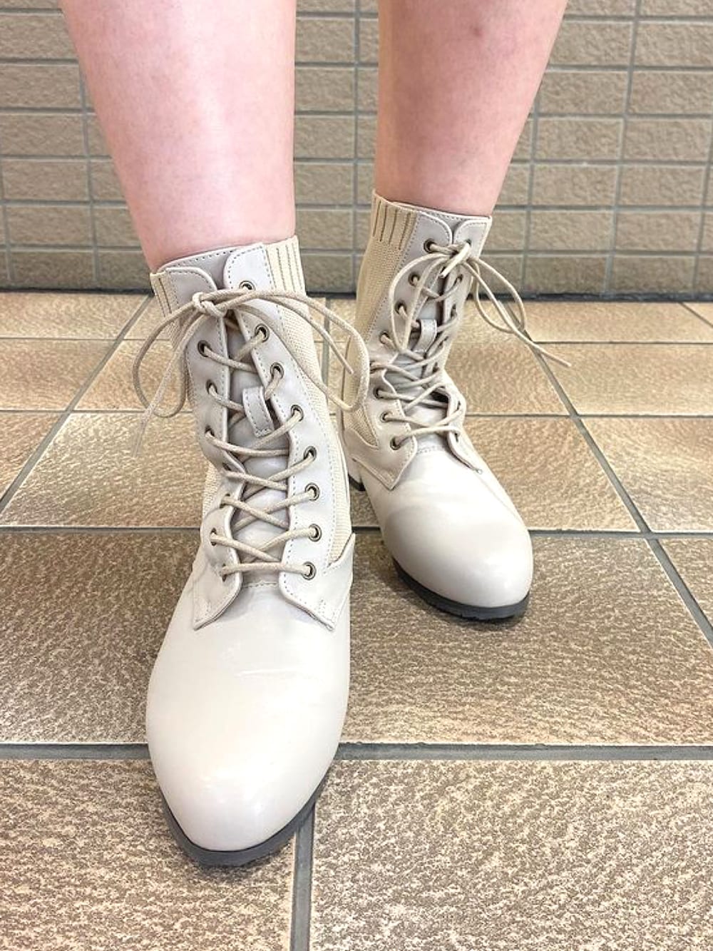 ホワイト系のブーツを着用したレディースの冬コーディネートの2枚目の写真