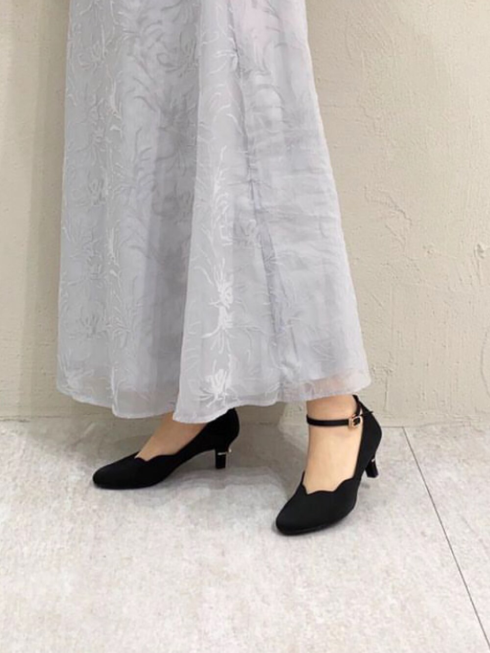 「ふわさら、パンプス、ストラップパンプス、ストラップシューズ、スカラップ、ジャガード、パーティースタイル、ブラウス、オーガンジー、シアースカート、キレイめ、通勤コーデ、春コーデ、春色、春めきシューズ」｜「JELLY BEANSのパールヒールフラワーカットストラップパンプス<ふわさら>(204-12881)JELLY BEANS(ジェリービーンズ)（パンプス、ブラック系）」を使った、JELLYBEANSさん（レディース・154cm）の春コーディネートの2枚目の写真