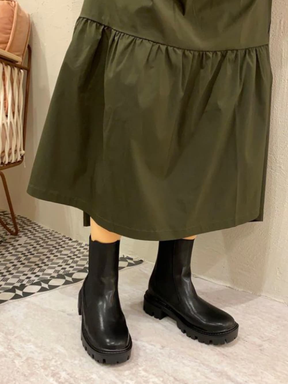 ブラック系のブーツを着用したレディースの秋コーディネートの2枚目の写真