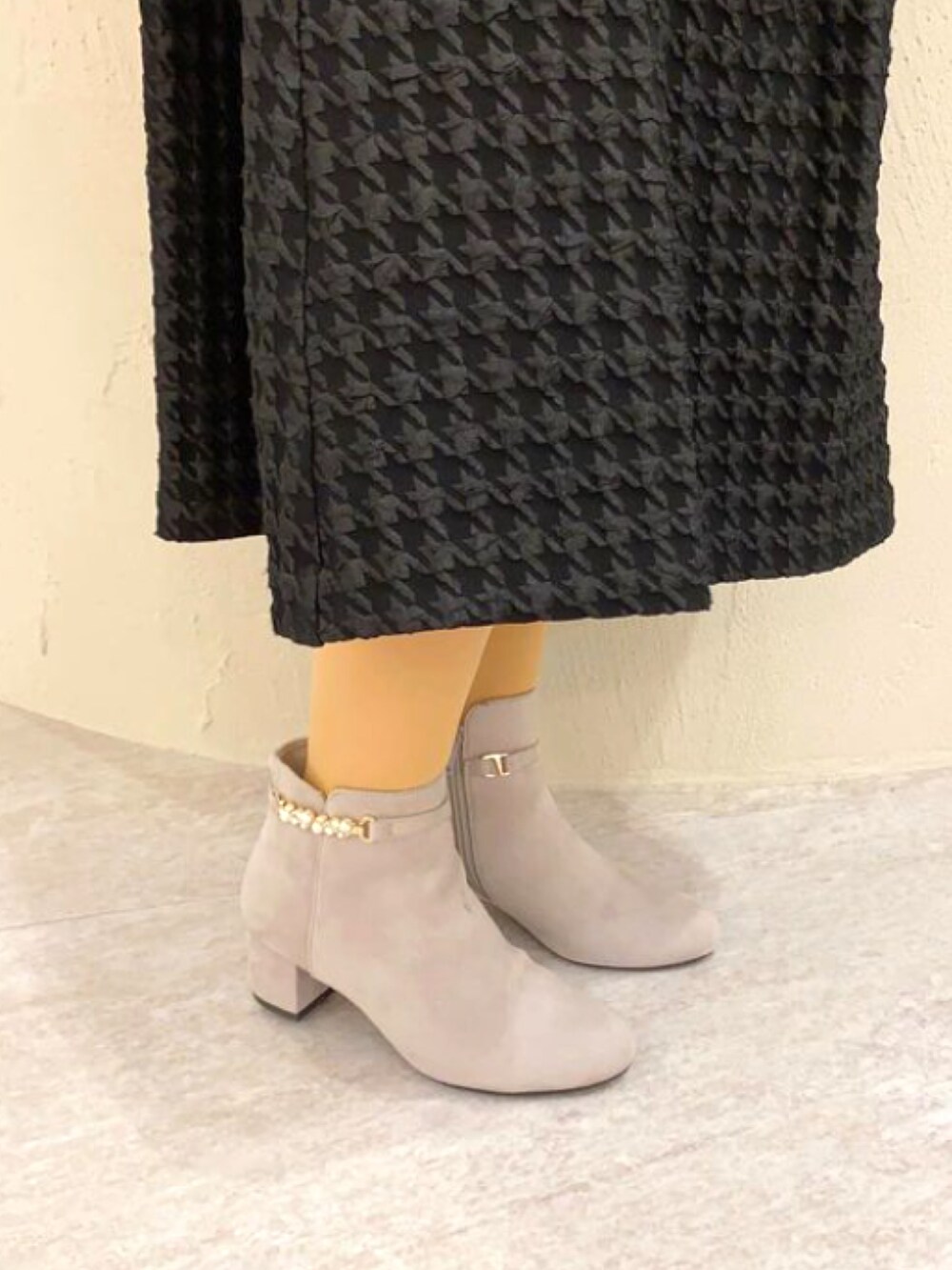 グレー系のブーツを着用したレディースの冬コーディネートの3枚目の写真