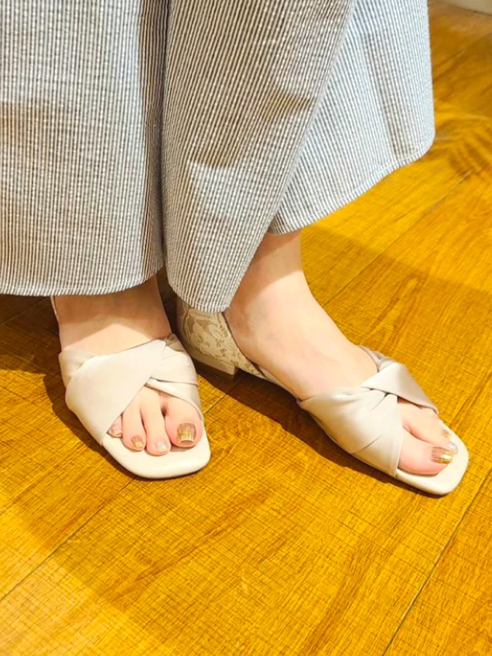 「ふわさら、サンダル、フラットシューズ、セパレートパンプス、スクエアトゥ、ペタンコ靴、ワンピース、肩掛けカーデ、きれいめカジュアル、リラックススタイル、休日スタイル、淡色コーデ、お出かけコーデ、夏コーデ、夏セールで買いました」｜「JELLY BEANSのクロスターバンフラットセパレートサンダル<ふわさら>(204-12894)JELLY BEANS(ジェリービーンズ)（サンダル、ベージュ系）」を使った、JELLYBEANSさん（レディース・158cm）の夏コーディネートの2枚目の写真