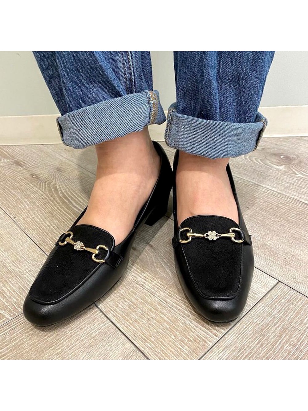 「ふわさら、パンプス、ローファーパンプス、ビットローファー、ヒールローファー、ボーダー、カーディガン、デニム、大人カジュアル、オトナカジュアル、ゆるコーデ、春コーデ、シンプルコーデ、レイヤードスタイル、休日スタイル」｜「JELLY BEANSのフラワービットローファーパンプス<ふわさら>(204-42715)JELLY BEANS(ジェリービーンズ)（パンプス、ブラック系）」を使った、JELLYBEANSさん（レディース・153cm）の冬コーディネートの2枚目の写真