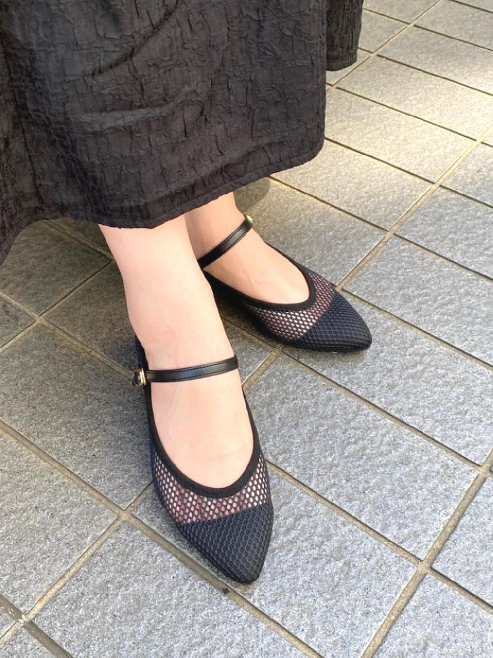 「パンプス、メッシュパンプス、ストラップパンプス、ストラップシューズ、ポインテッドトゥ、メッシュ、ローヒール、Tシャツ、キャミワンピ、大人カジュアル、モノトーン、休日スタイル、シンプルコーデ、お出かけコーデ、夏コーデ」｜「JELLY BEANSのシアーメッシュストラップパンプス【Made in Japan】(125-22901)JELLY BEANS(ジェリービーンズ)（パンプス、ブラック系）」を使った、JELLYBEANSさん（レディース・162cm）の夏コーディネートの2枚目の写真