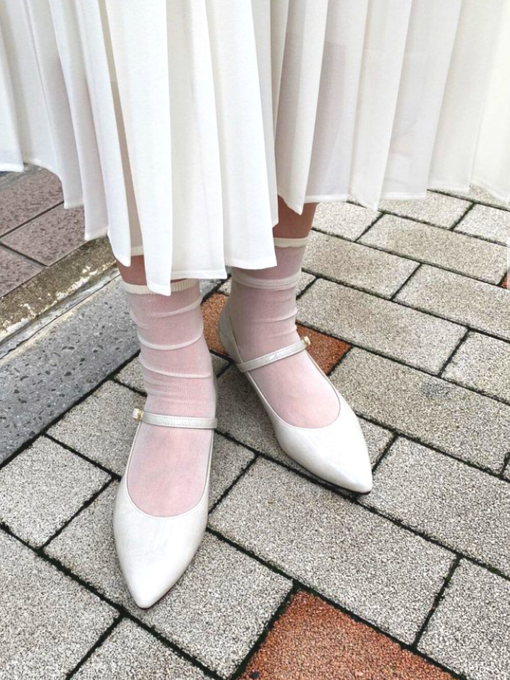 ホワイト系のレインシューズを着用したレディースの夏コーディネートの2枚目の写真