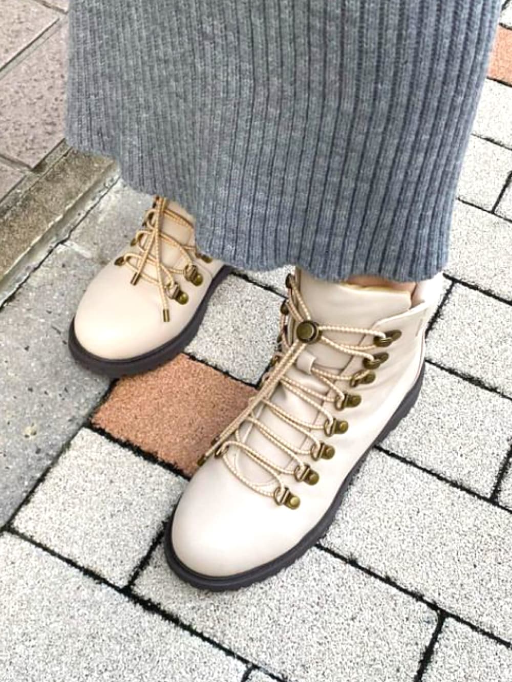 ホワイト系のブーツを着用したレディースの冬コーディネートの2枚目の写真