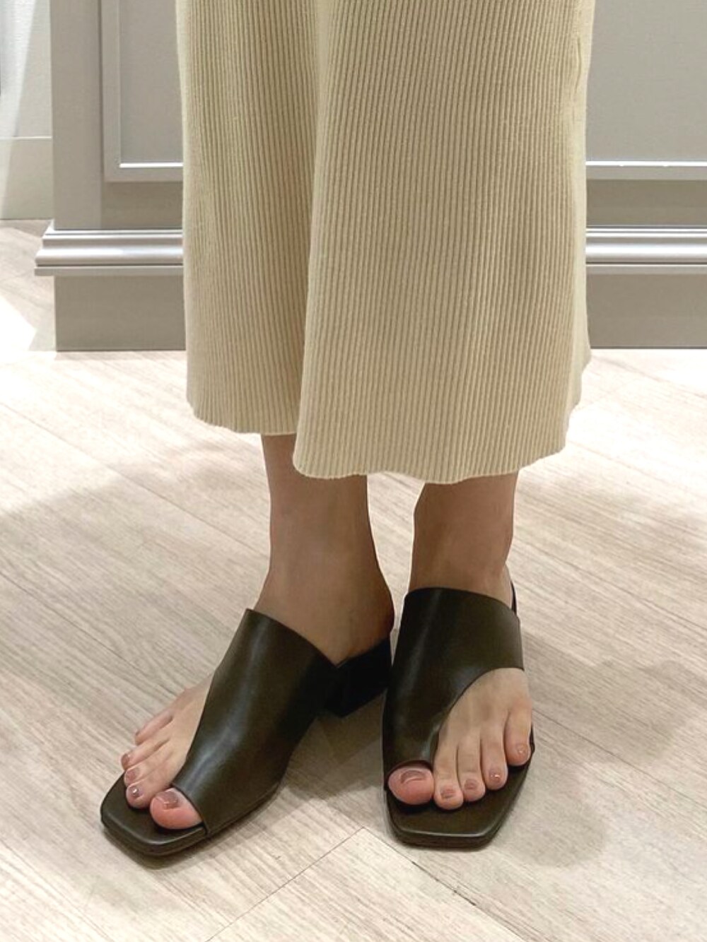 グリーン系のサンダルを着用したレディースの春コーディネートの2枚目の写真