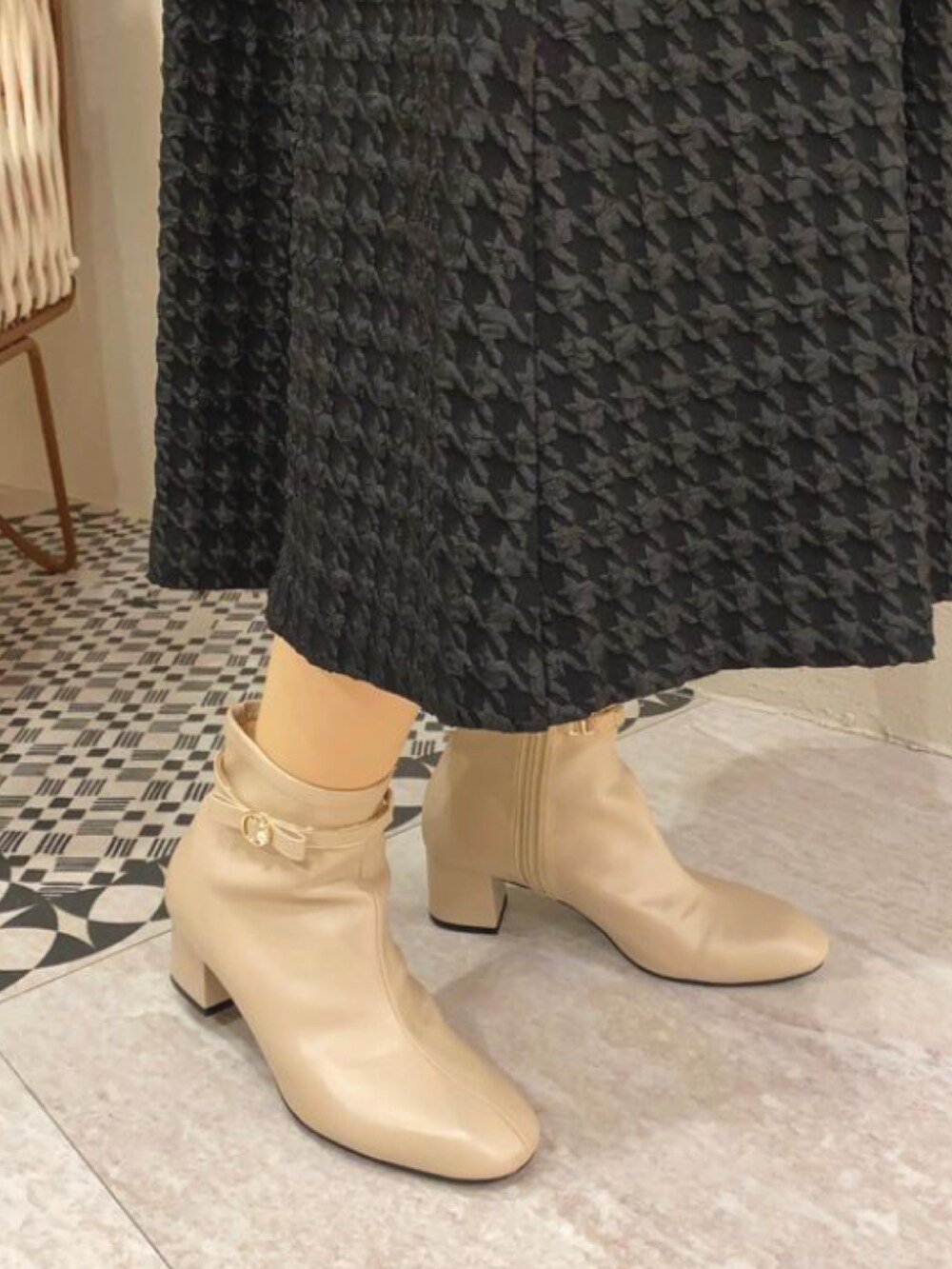 ホワイト系のブーツを着用したレディースの秋コーディネートの2枚目の写真