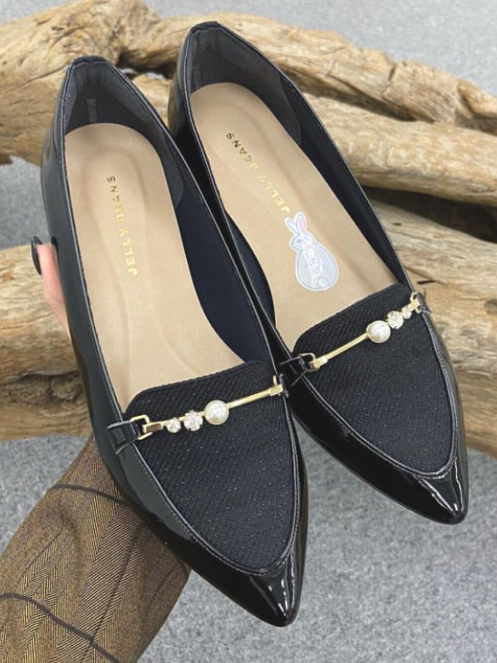「ふわさら、パンプス、ローファーパンプス、ビットローファー、エナメルシューズ、ポインテッドトゥ、ローヒール、テーラードジャケット、ジャケット、デニム、タックイン、マニッシュ、大人カジュアル、通勤コーデ、秋コーデ」｜「JELLY BEANSのパールビジュービットローファーパンプス<ふわさら>(113-64601)JELLY BEANS(ジェリービーンズ)（パンプス、ブラック系）」を使った、JELLYBEANSさん（レディース・162cm）の秋コーディネートの2枚目の写真