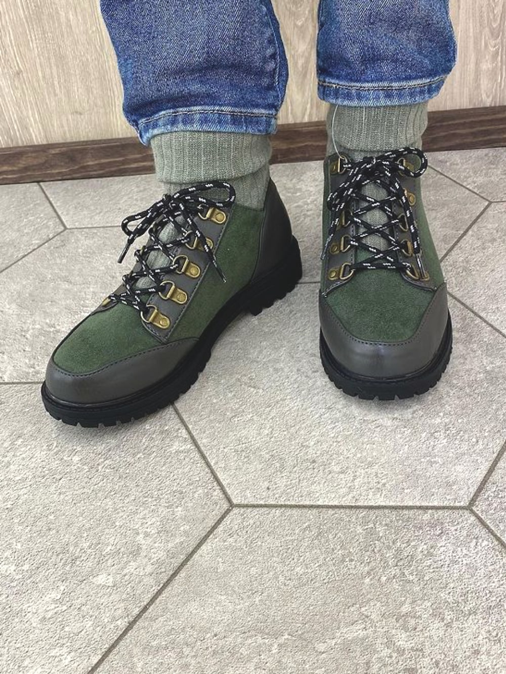 グリーン系のブーツを着用したレディースの秋コーディネートの2枚目の写真