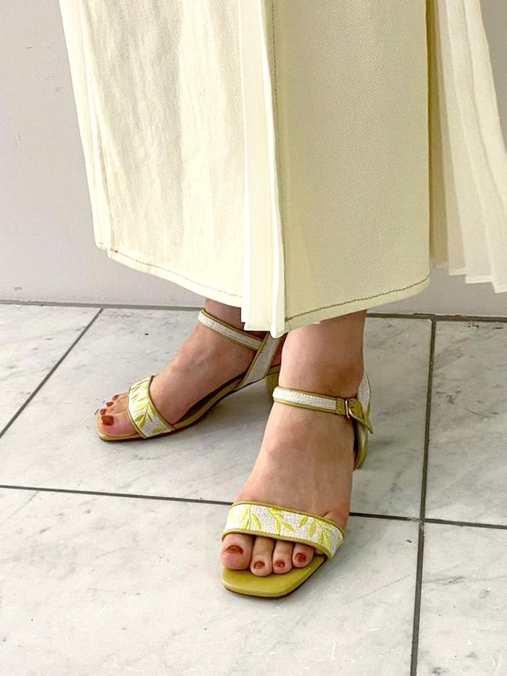 グリーン系のサンダルを着用したレディースの夏コーディネートの2枚目の写真