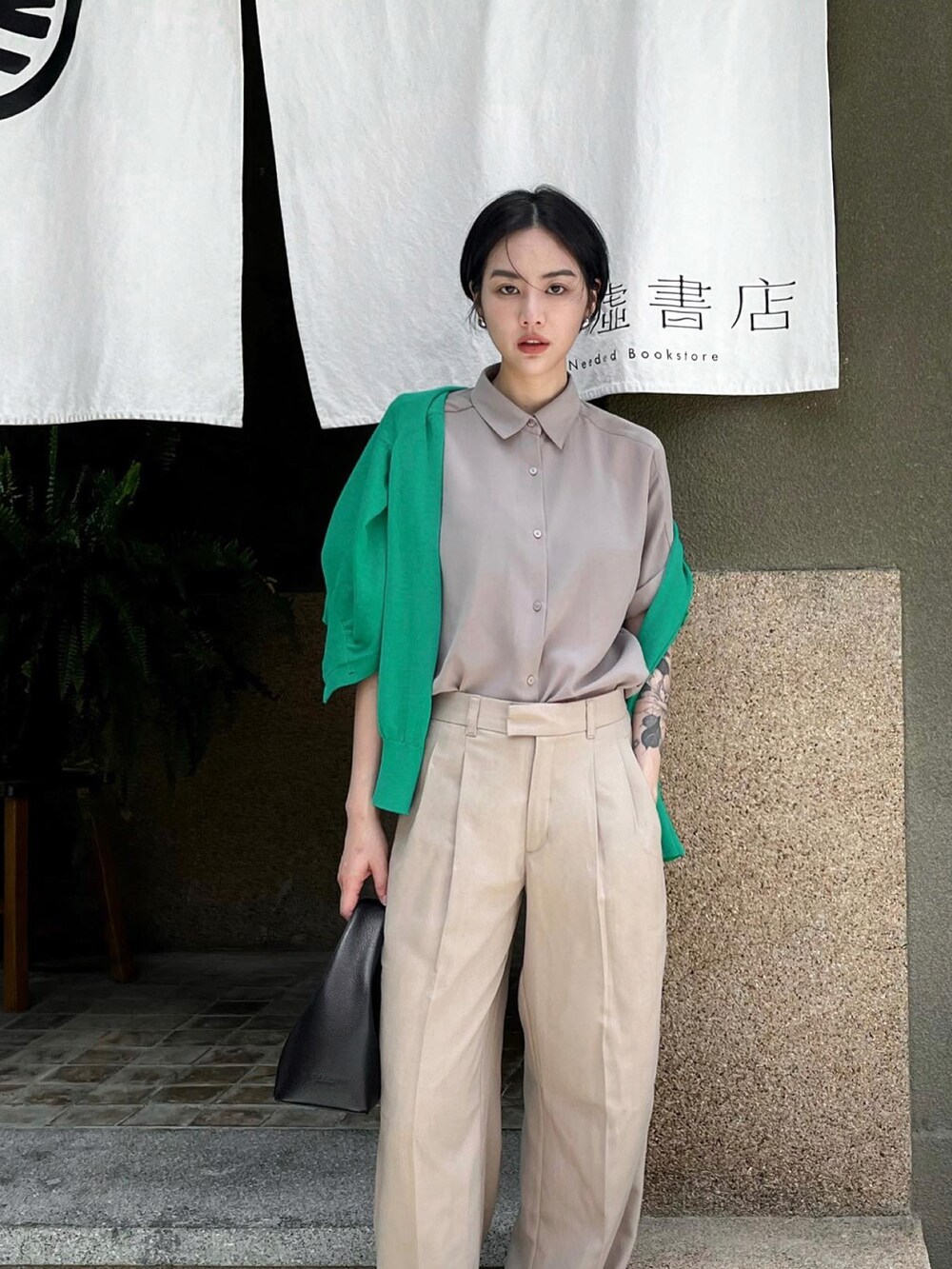 グリーン系のその他アウターを着用したレディースの夏コーディネートの3枚目の写真