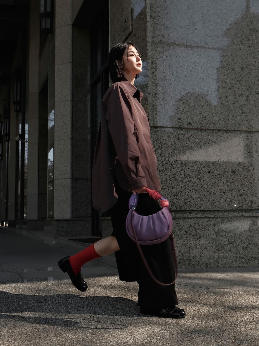 ブラック系のローファーを着用したレディースの春コーディネートの2枚目の写真