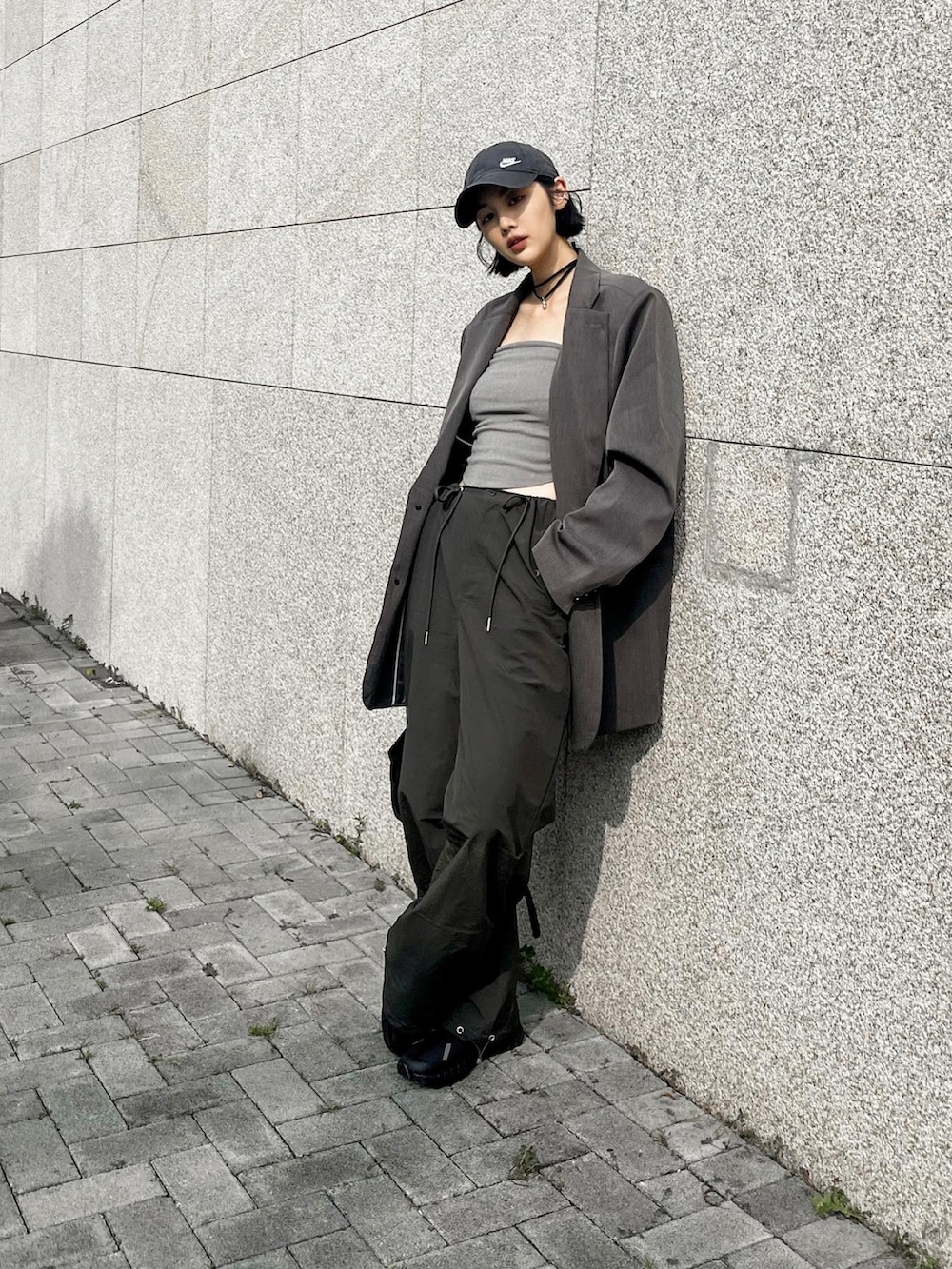 ブラック系のキャップを着用したレディースの冬コーディネートの2枚目の写真