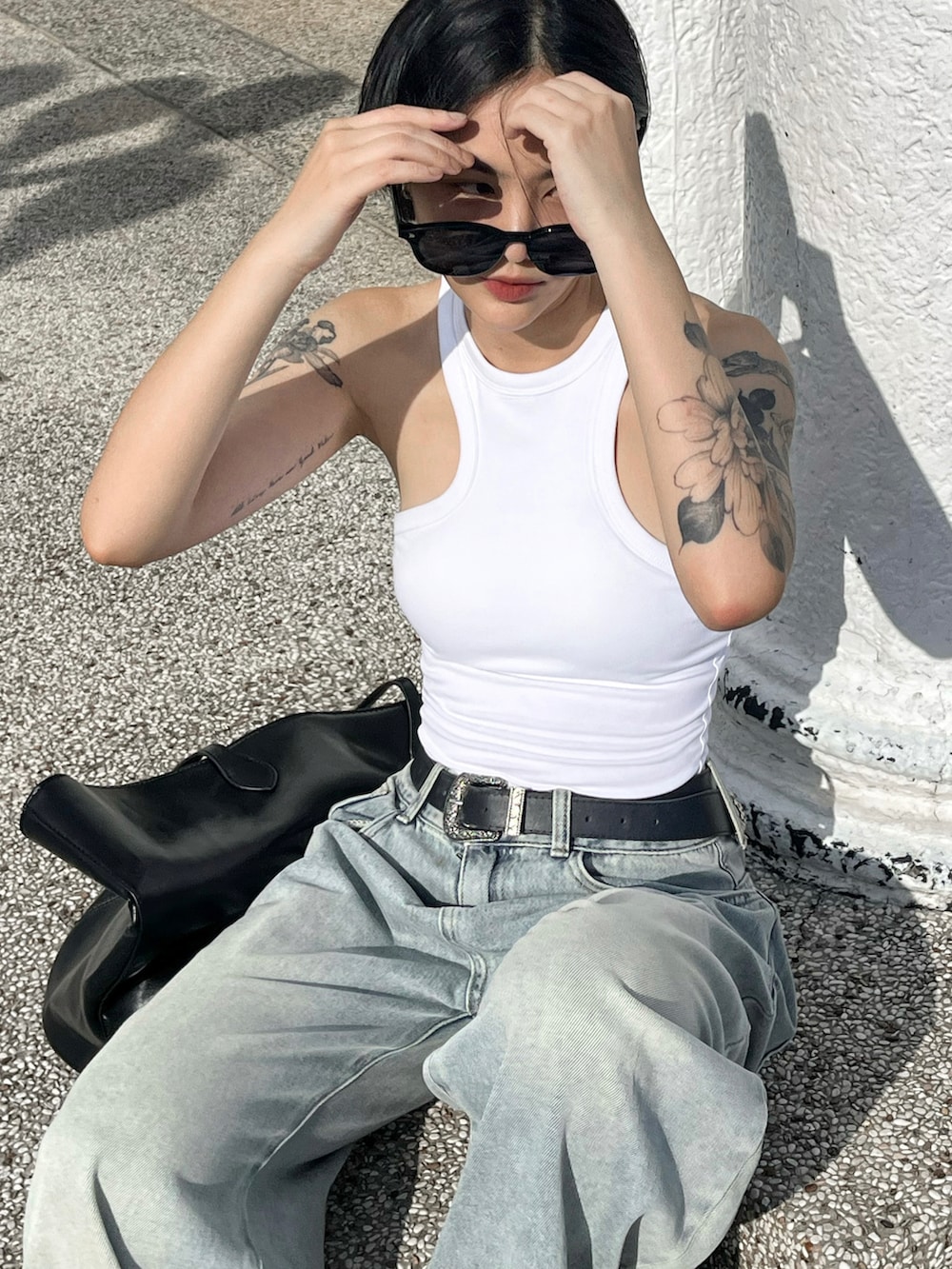 ホワイト系のチューブトップを着用したレディースの夏コーディネートの2枚目の写真