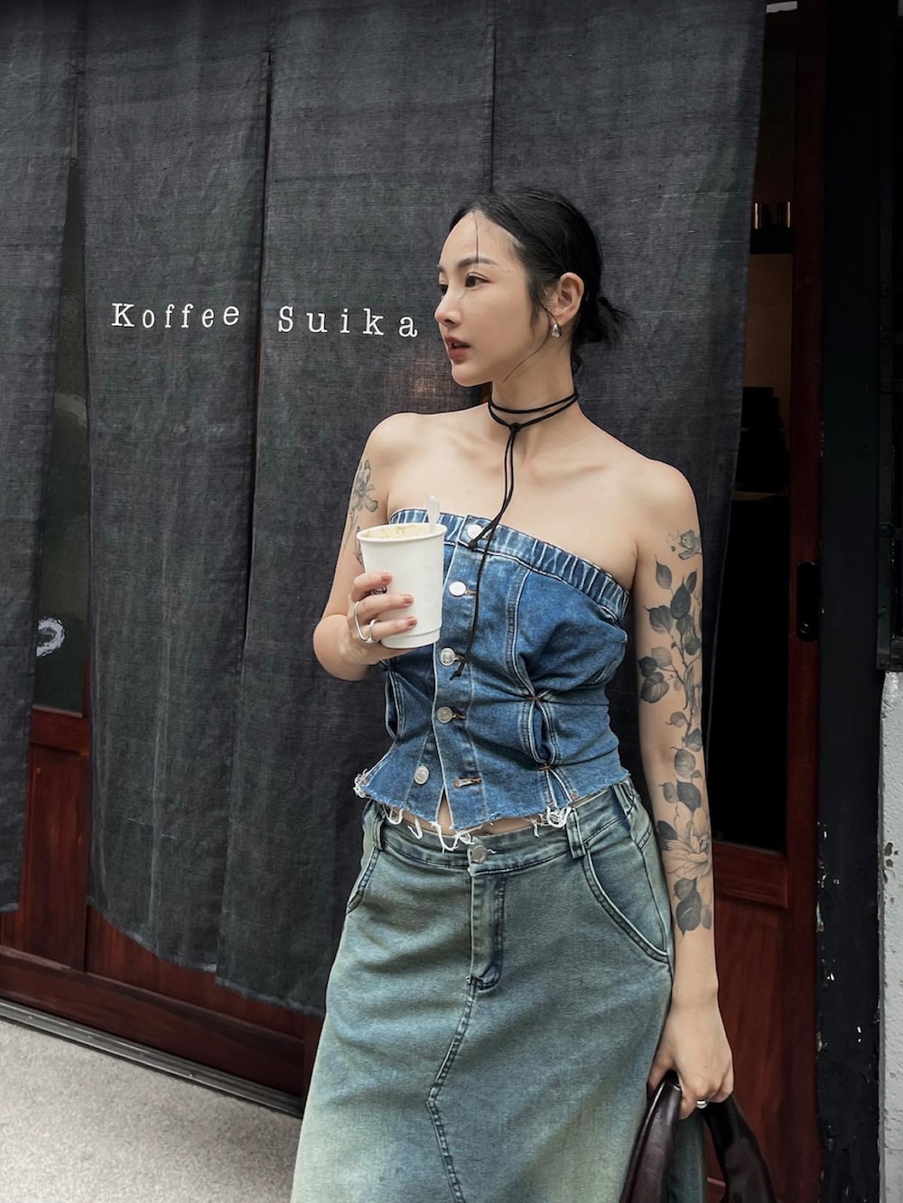 ブラック系のスニーカーを着用したレディースの春コーディネートの3枚目の写真