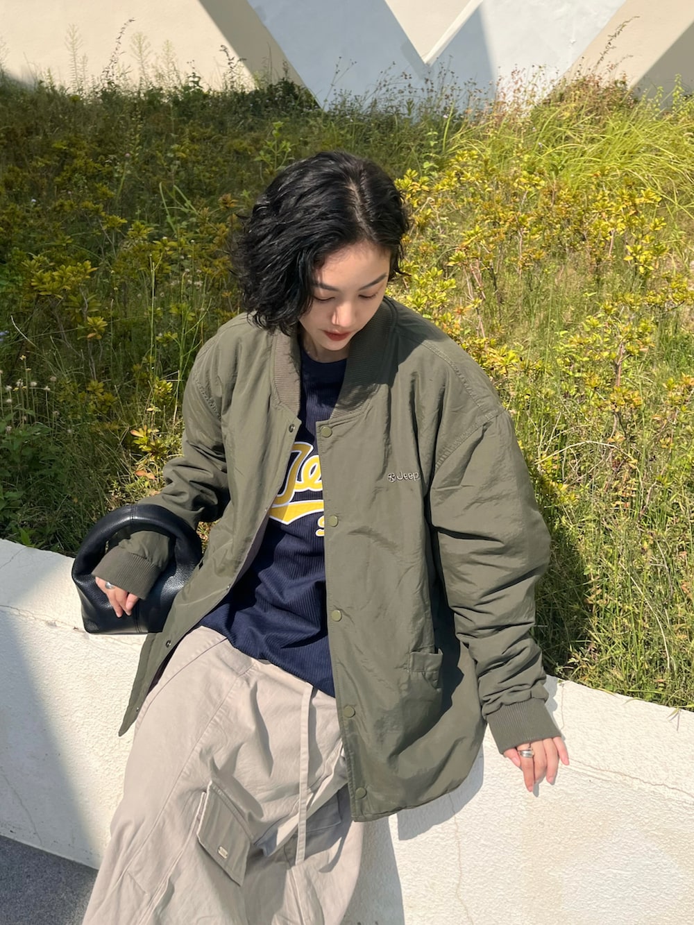 ブルー系のその他トップスを着用したレディースの冬コーディネートの3枚目の写真