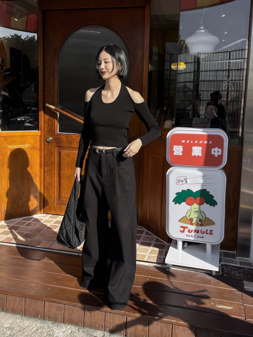 グレー系のその他アウターを着用したレディースの冬コーディネートの2枚目の写真