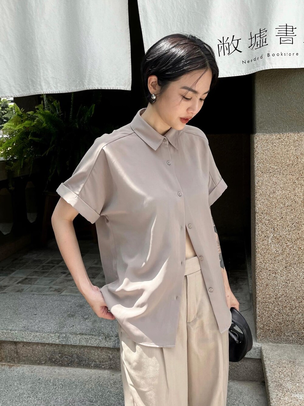 グリーン系のその他アウターを着用したレディースの夏コーディネートの2枚目の写真