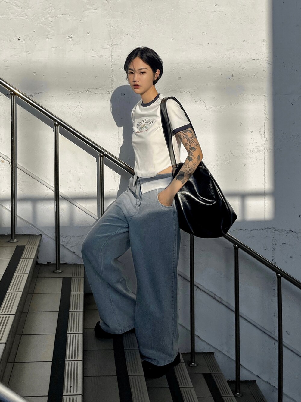 ブラック系のショルダーバッグを着用したレディースの夏コーディネートの2枚目の写真