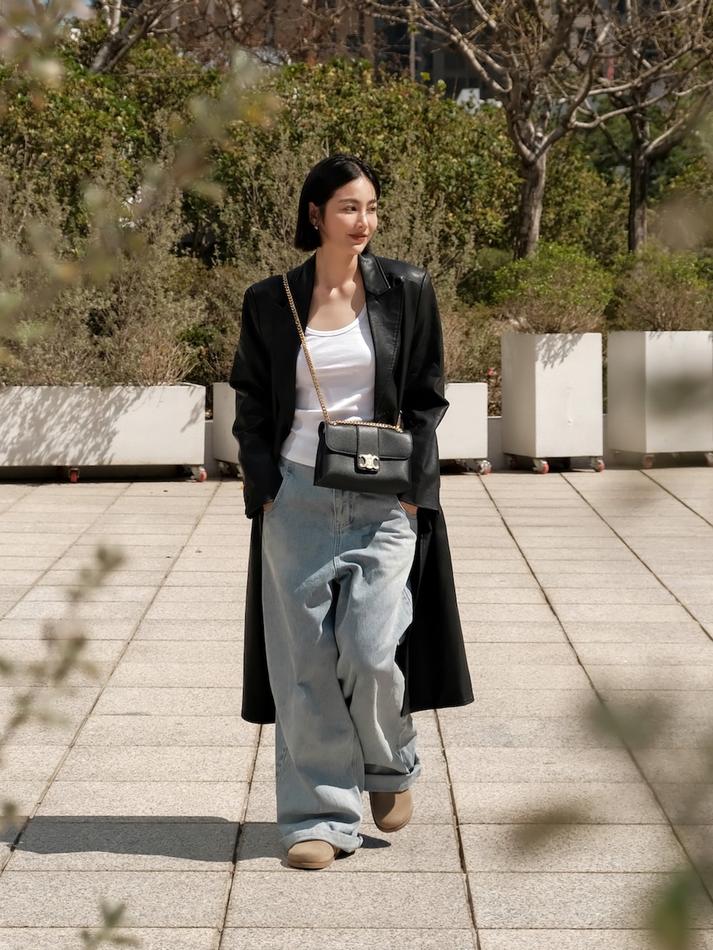 ブラック系のバッグを着用したレディースの春コーディネートの2枚目の写真