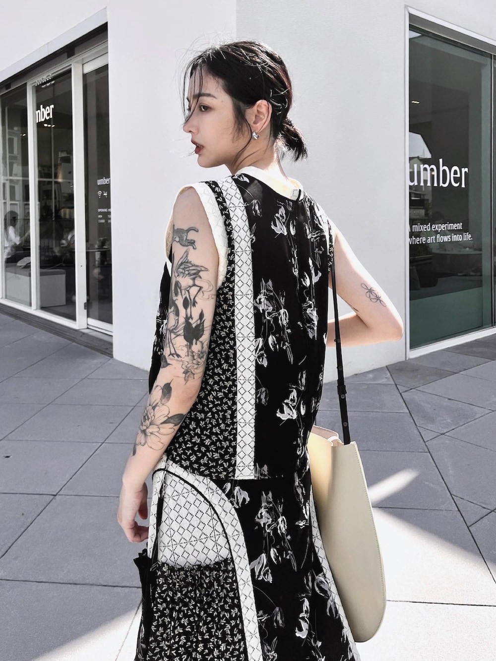 ブラック系のスカートを着用したレディースの春コーディネートの2枚目の写真