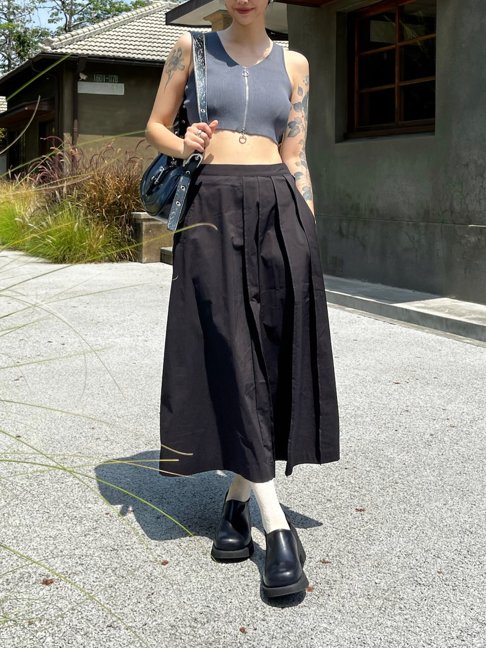 ブラック系のその他シューズを着用したレディースの春コーディネートの2枚目の写真