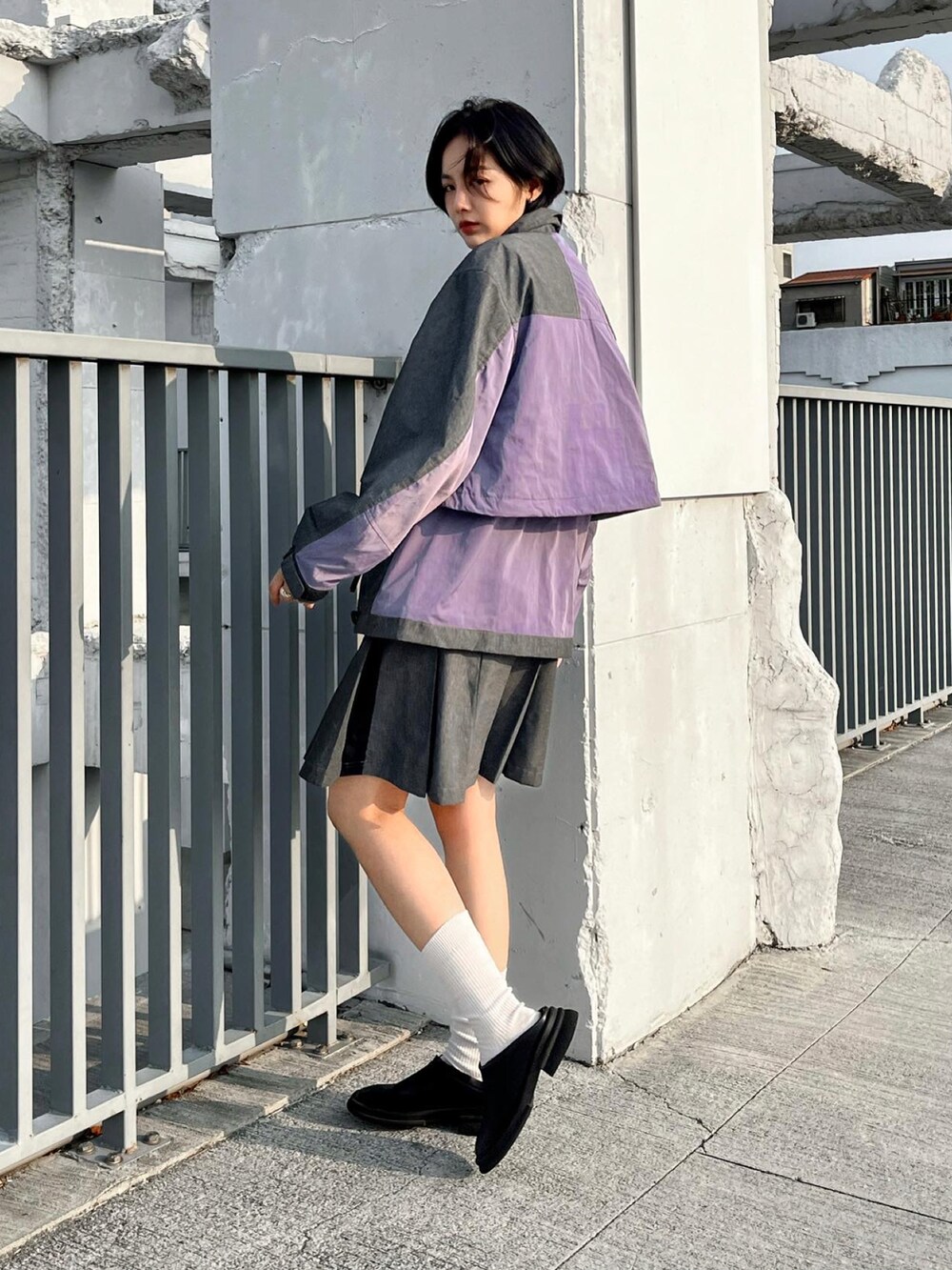 グレー系のトレンチコートを着用したレディースの春コーディネートの2枚目の写真