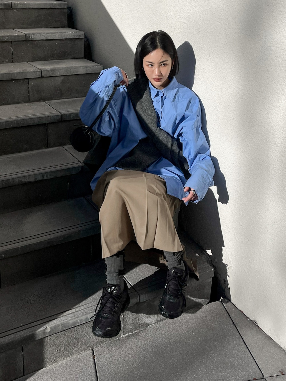 ブラック系のスニーカーを着用したレディースの冬コーディネートの3枚目の写真