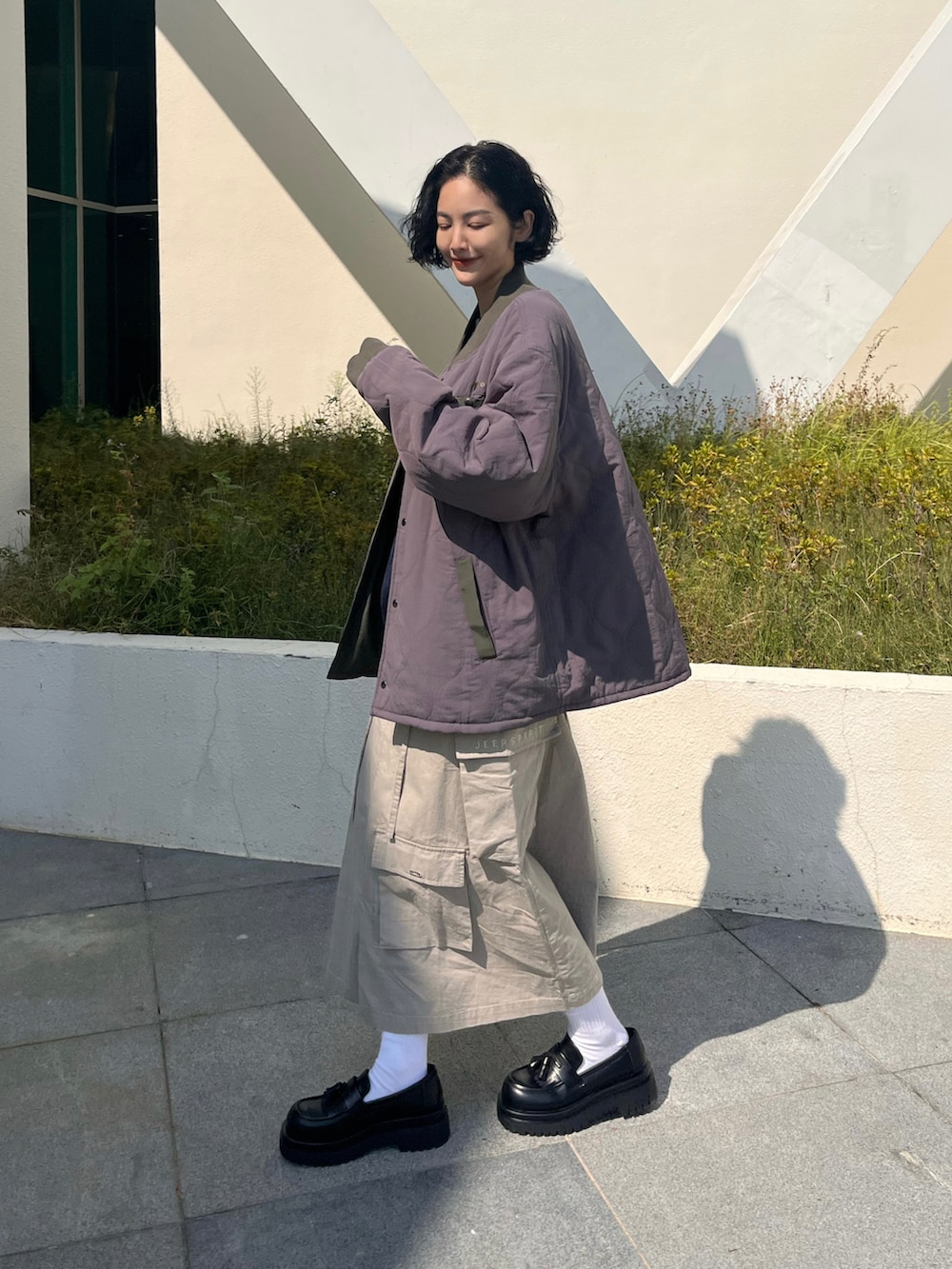 ブルー系のその他トップスを着用したレディースの冬コーディネートの2枚目の写真