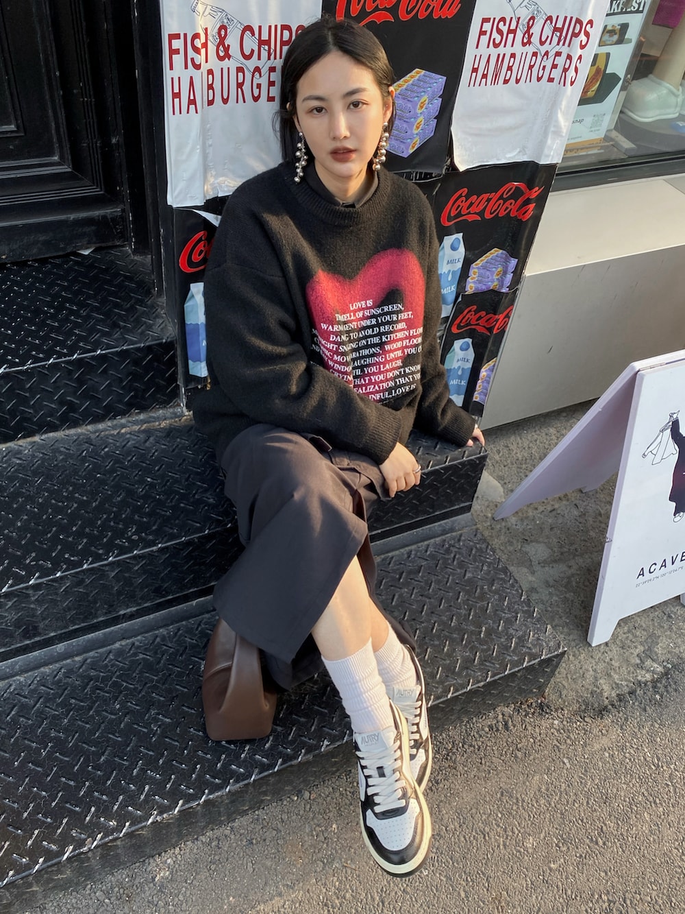 グレー系のスカートを着用したレディースの冬コーディネートの2枚目の写真