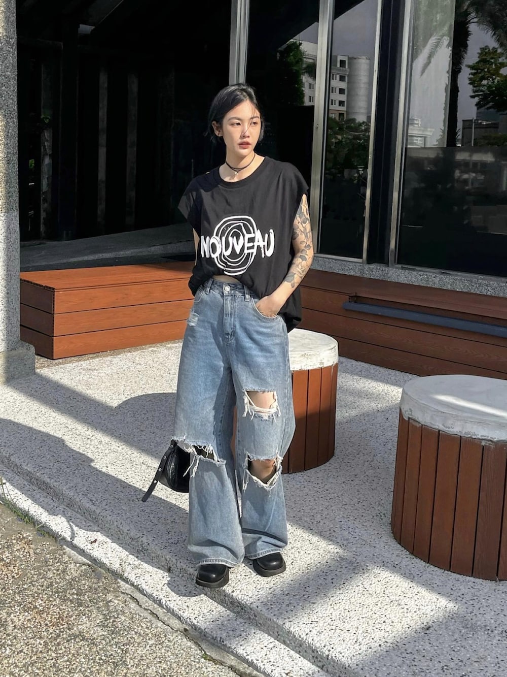 ブルー系のデニムパンツを着用したレディースの秋コーディネートの2枚目の写真