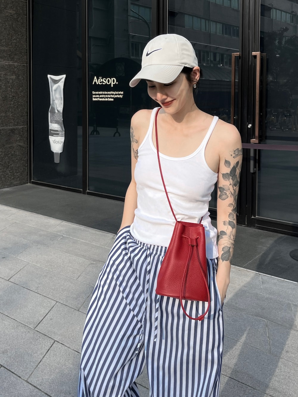 ベージュ系の帽子を着用したレディースの春コーディネートの3枚目の写真