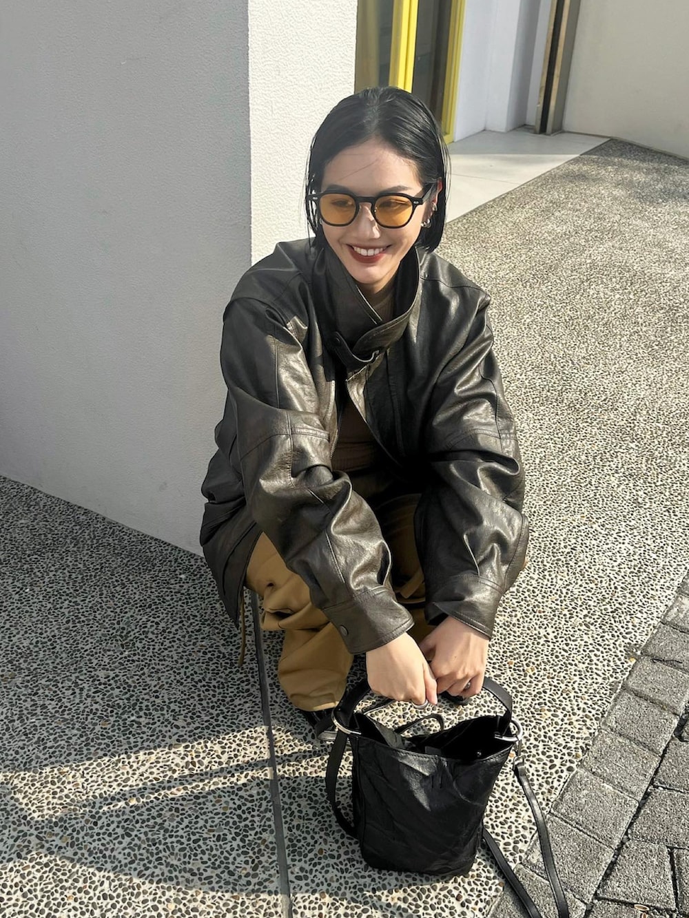 ブラウン系のスラックスを着用したレディースの秋コーディネートの3枚目の写真