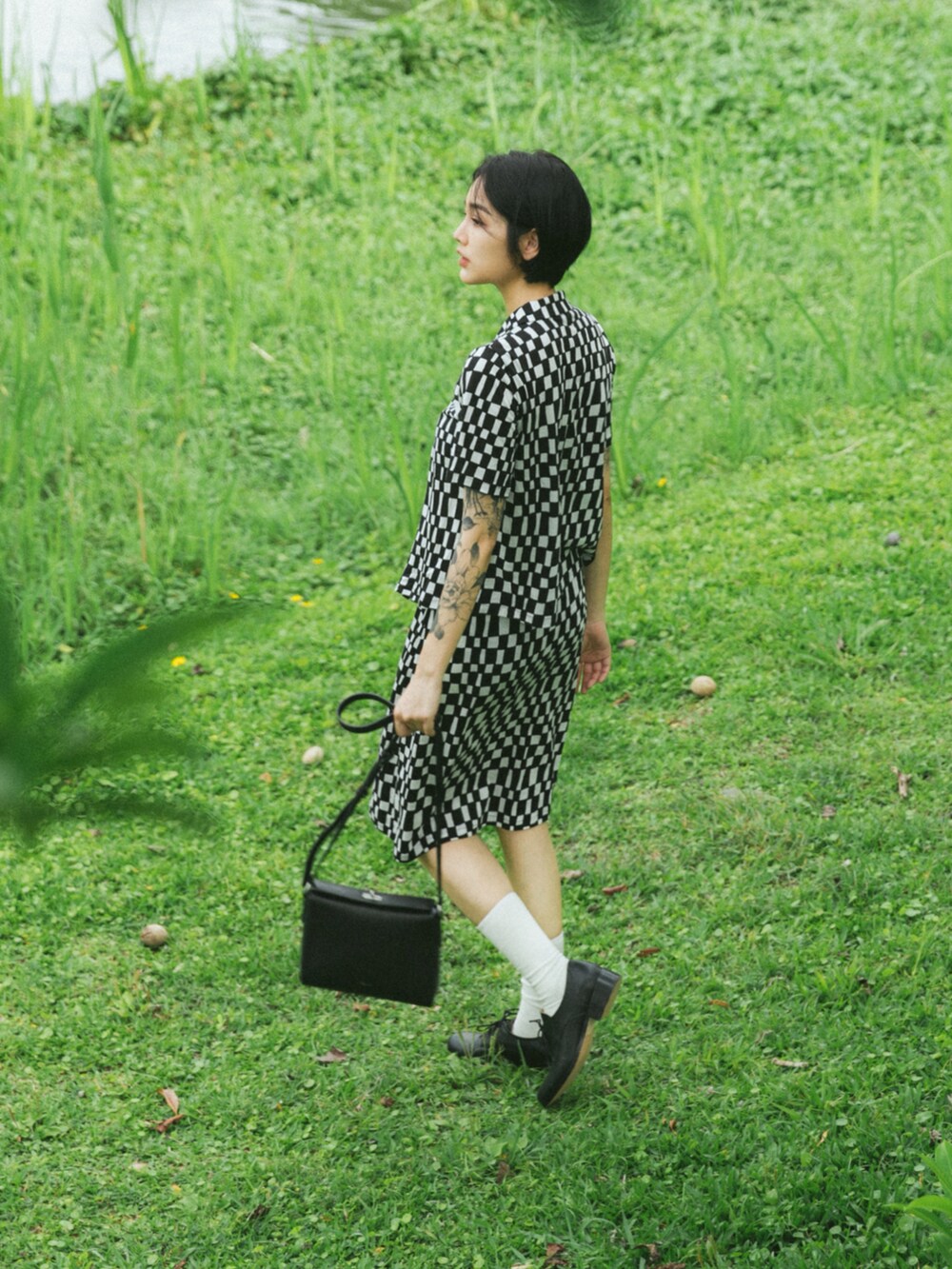 ブラック系のショルダーバッグを着用したレディースの春コーディネートの3枚目の写真