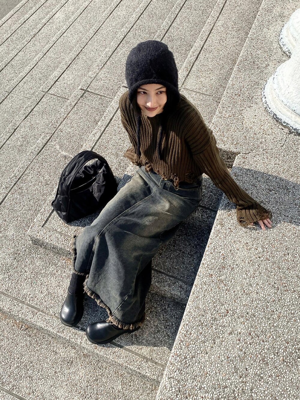 グリーン系のニット/セーターを着用したレディースの冬コーディネートの2枚目の写真