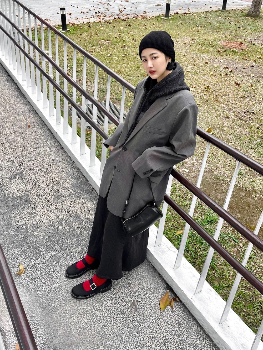 グレー系のチェスターコートを着用したレディースの冬コーディネートの2枚目の写真
