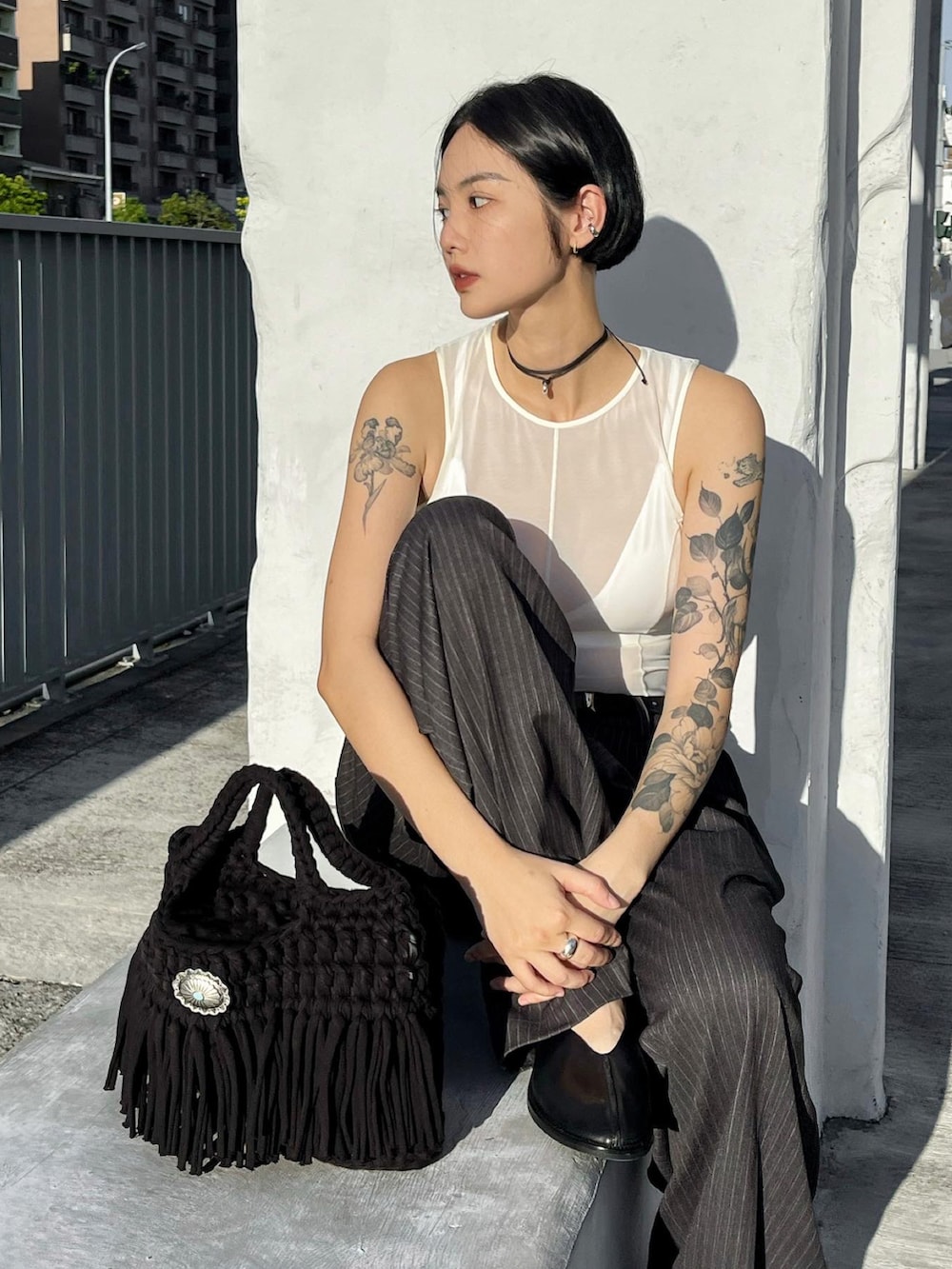 グレー系のスラックス、ホワイト系のその他トップスを着用したレディースの夏コーディネートの2枚目の写真