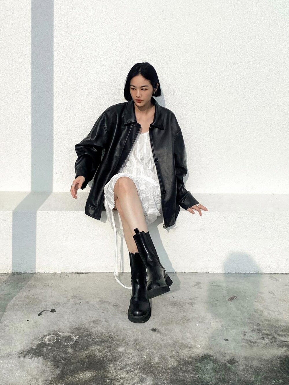 ブラック系のジャケット/アウターを着用したレディースの秋コーディネートの3枚目の写真