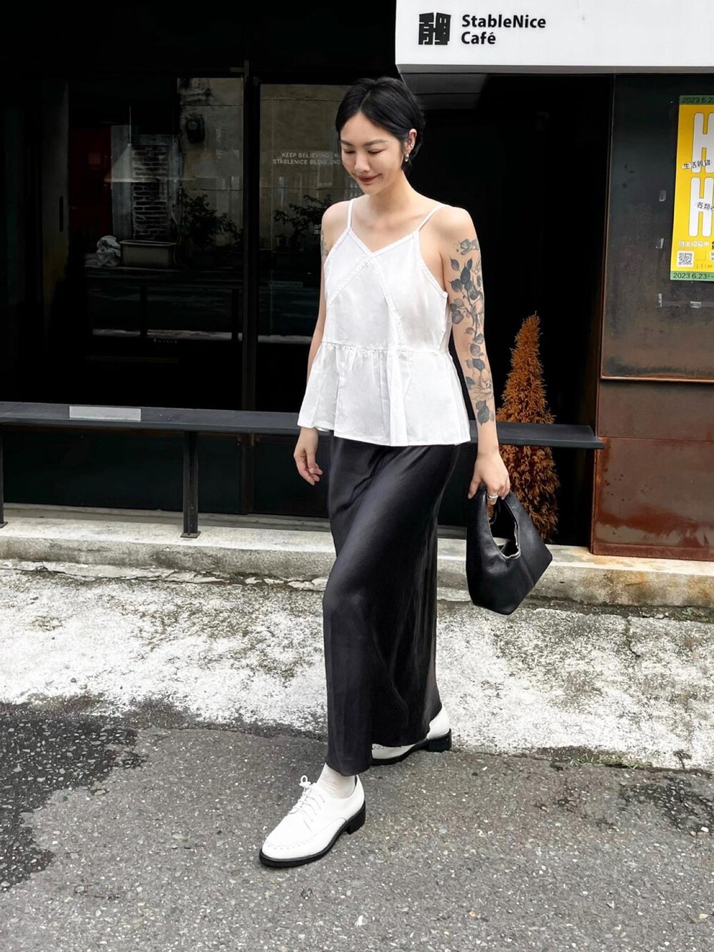 ホワイト系のキャミソールを着用したレディースの夏コーディネートの2枚目の写真